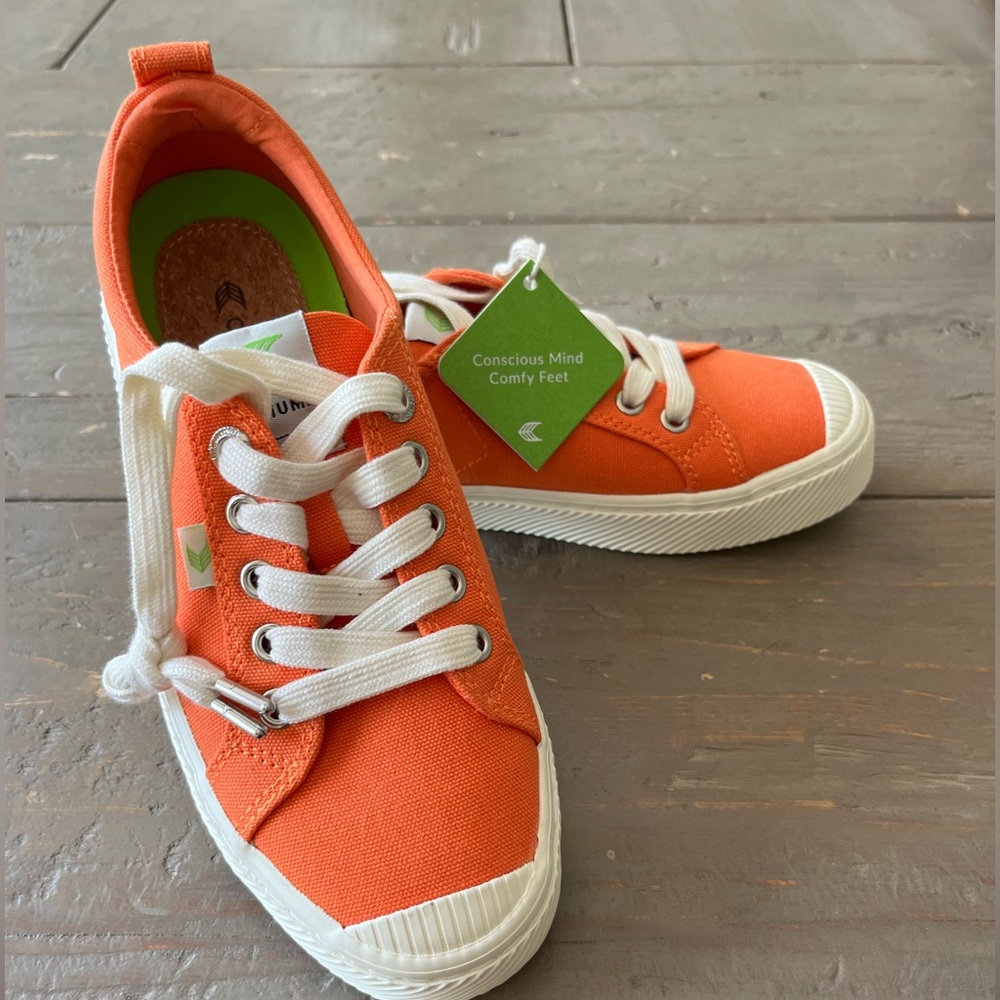 CARIUMA Brand new, Never worn Size 7 Orange OCA Low Canvas sustainable sneakers.